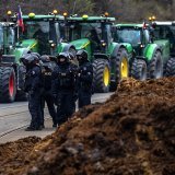 Un manifestant a été arrêté jeudi en République tchèque après avoir déversé un camion de fumier devant le bâtiment du gouvernement. KEYSTONE/EPA/MARTIN DIVISEK